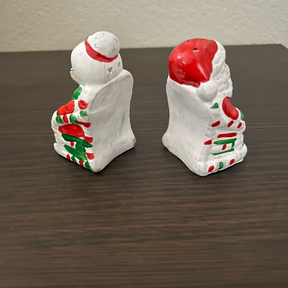 Santa and Mrs. Claus Salt and Pepper Shakers - Picture 2 of 3